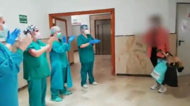 Una paciente dejando el Hospital Comarcal 'Virgen del Camino' entre aplausos de trabajadores del mismo.