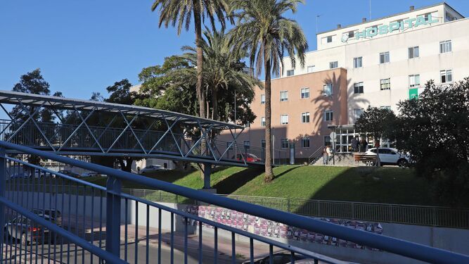 Una vista del Hospital de Jerez desde la pasarela peatonal de acceso a este centro sanitario.