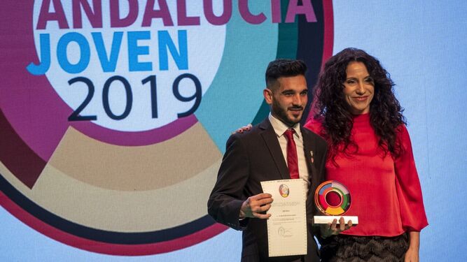 Francis Rivas recogió el premio Andalucía Joven 2019 de manos de la consejera de Igualdad.