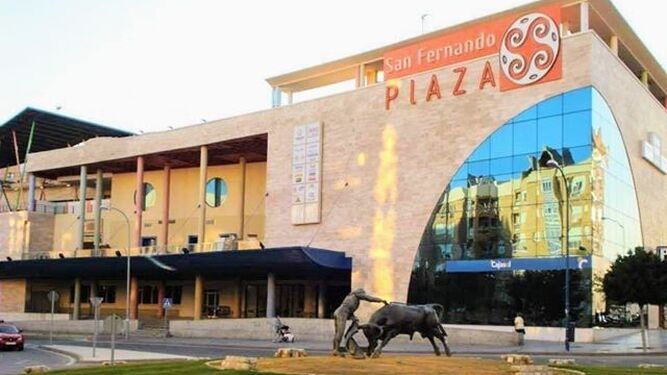 Acceso principal al centro comercial San Fernando Plaza, donde se ubican estos cines.