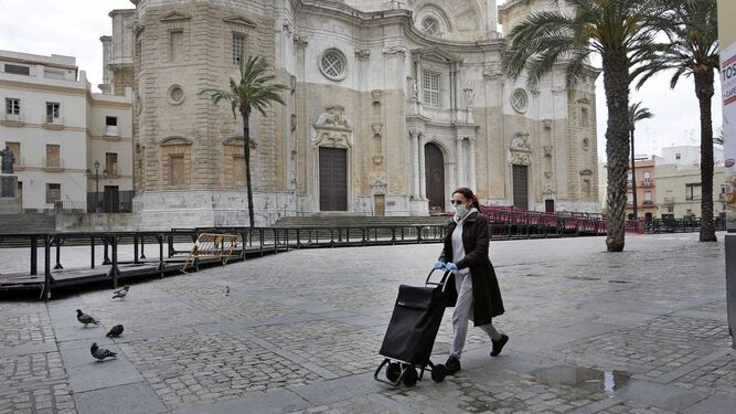 Una mujer pasa por delante de la Catedral de Cádiz