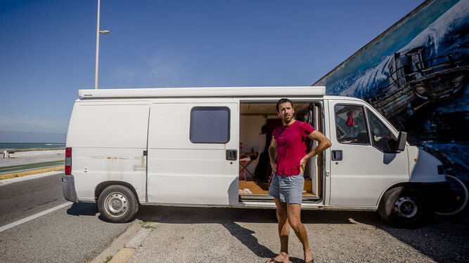 Federico pasa el confinamiento en la furgoneta donde vive y con la que viaja habitualmente.