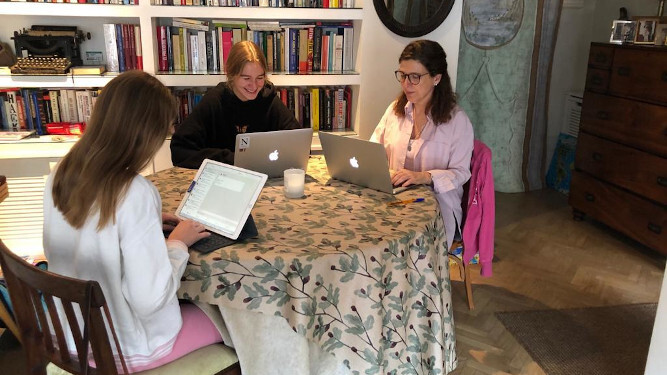 La periodista Ana Romero con sus hijas Vicky y Ana Oakden, durante su confinamiento en su casa en Madrid, donde mientras desarrolla el teletrabajo la matriarca sus hijas estudian.