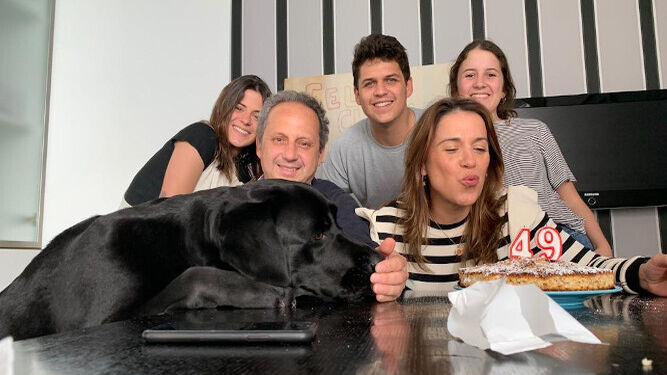 El empresario Pepe Amaya y su mujer Gema Rodríguez Téllez con sus hijos Manuel, Gema y Lucía y su perro, aprovechan estos dias para disfrutar de la familia y celebrar juntos el cumpleaños de la matriarca.
