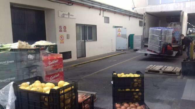 Descarga de víveres destinados a la cocina del hospital delante de la zona donde se tratan los residuos peligrosos y de Covid-19.