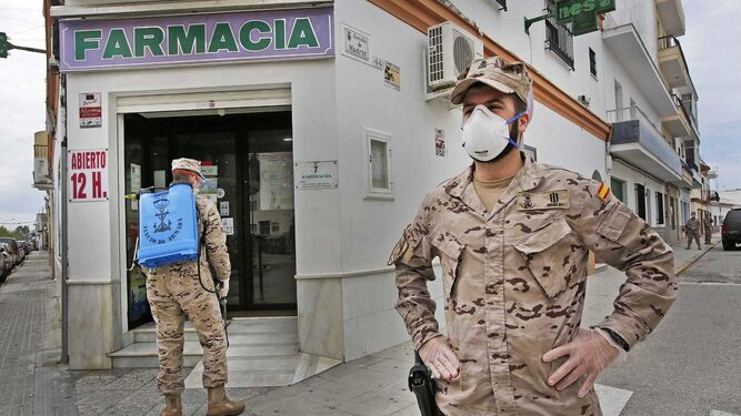 La Infanter&iacute;a de Marina desinfecta una farmacia en Chipiona.