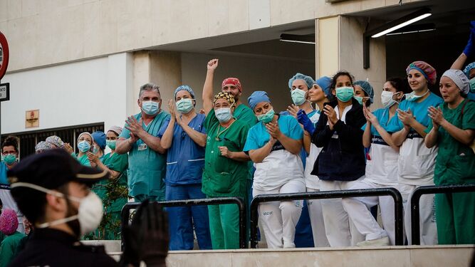 Profesionales del Hospital Puerta del Mar durante los aplausos de este Martes Santo.