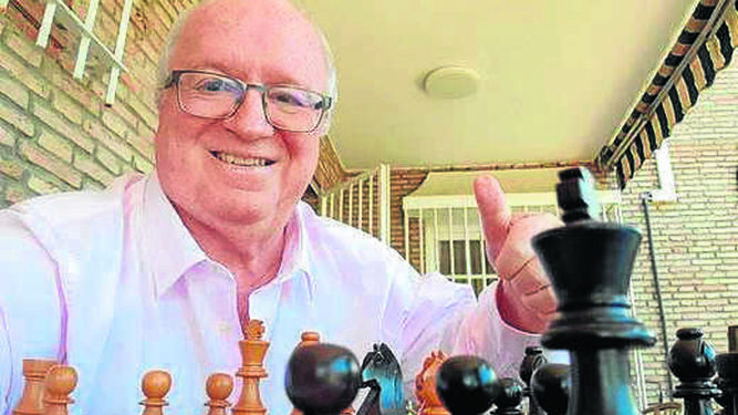 Carlos Medina, en su casa de Cabo Roche, dedica el tiempo a una de sus pasiones, el ajedrez.