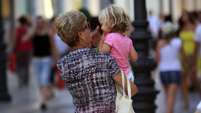 Una abuela pasea con su nieta en brazos, en una imagen de archivo.