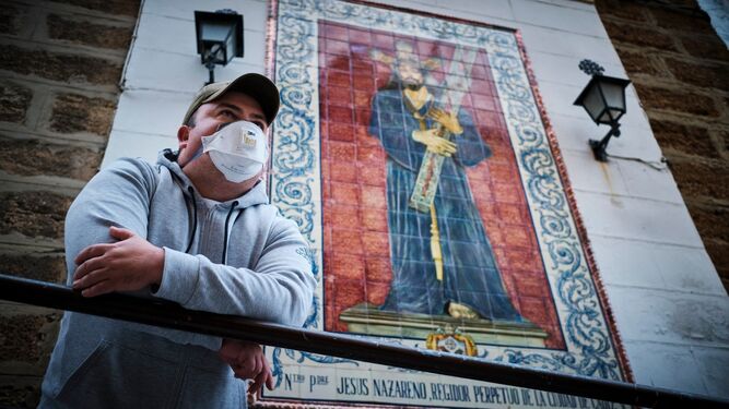 Un joven con su mascarilla ante la imagen del Nazareno, este Jueves Santo.