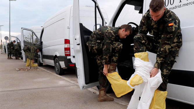 Efectivos de la Brigada Paracaidista se preparan en Madrid para el traslado de fallecidos con coronavirus.