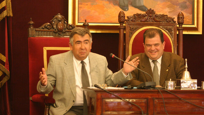 Alfonso Franco, a la izquierda de la imagen, en un acto en el Ayuntamiento de Cádiz junto a Antonio Castillo.