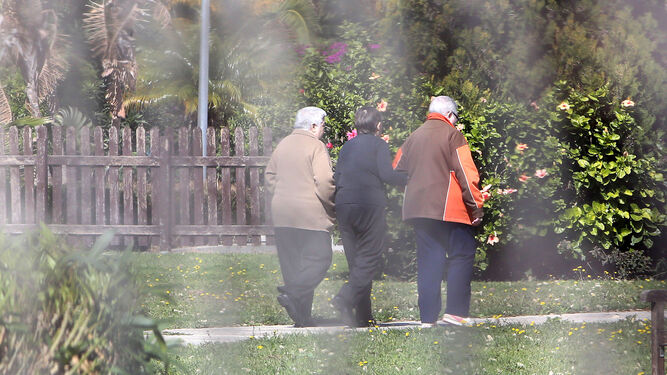 Personas mayores durante su paseo por unjardín en una imagen de archivo.