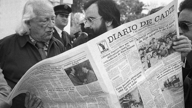 Rafael Alberti y Alfonso Perales conversan ante un Diario en formato grande.