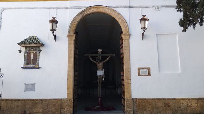 La imagen del Cristo de la Vera Cruz, a las puertas de su capilla ayer a la hora en la que debía haber iniciado su salida procesional.