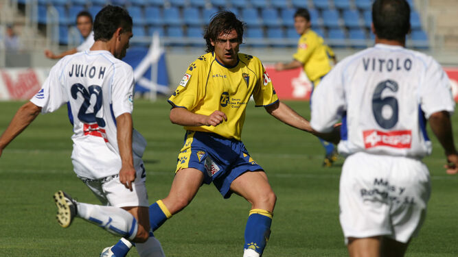 Manolo Pérez, durante un partido cuando era jugador del Cádiz.