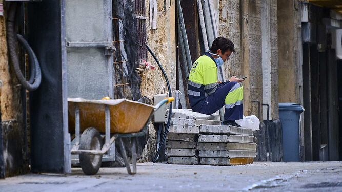 Un obrero durante su tiempo de descanso en una obra del centro