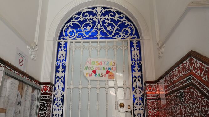 Puerta de la residencia de adultos 'María Luisa Escribano', de Asprodeme