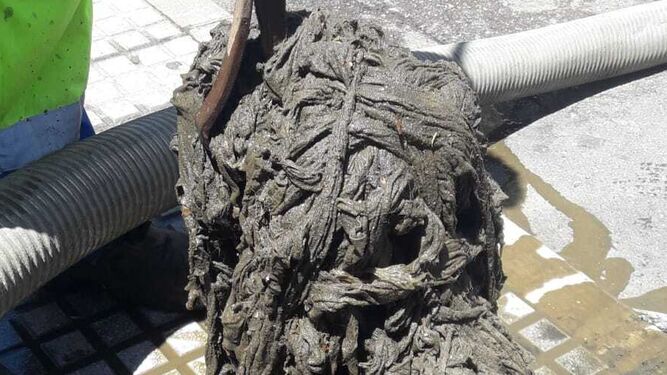 Imagen de uno de los atascos de toallitas tras ser retirado de la red de saneamiento de saneamiento de Apemsa.