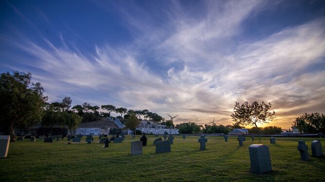 Enterramientos en pradera en el cementerio mancomunado.