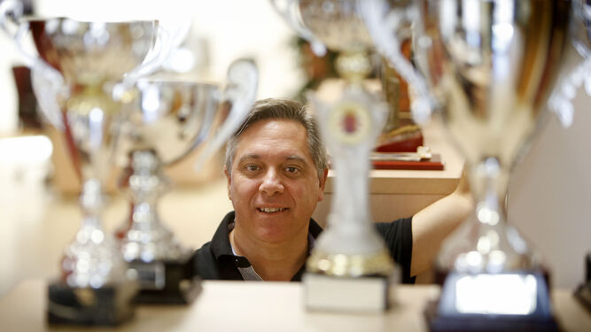 Óscar Torres, el mandamás del club, rodeado de trofeos.