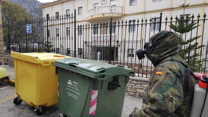 Militares en la entrada de la residencia de Ubrique más afectada.
