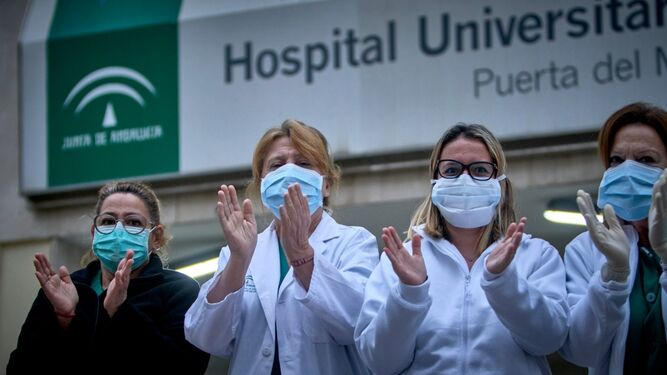 Profesionales del Hospital Puerta del Mar en el momento de los aplausos de las ocho de la tarde.