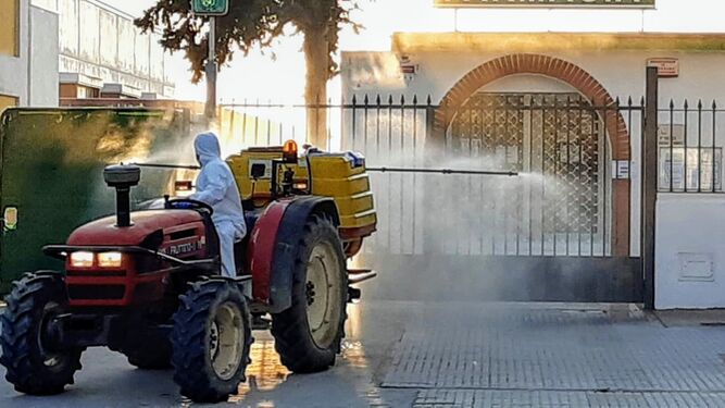 Trabajos municipales de desinfección en La Algaida con la colaboración de agricultores de Sanlúcar.