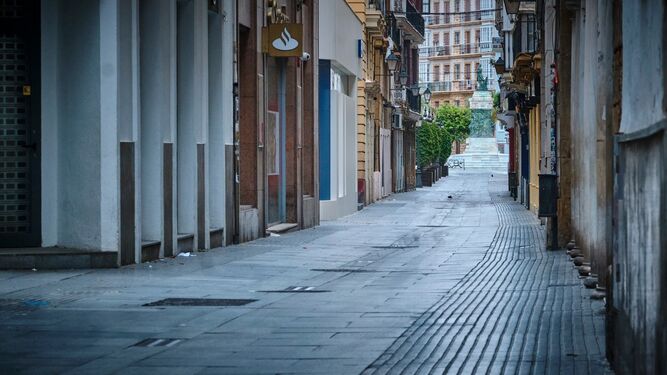 Una calle vacía en el centro de Cádiz con todos sus comercios cerrados.