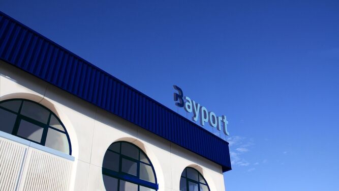 Montaje fotográfico en el que se aprecia el logo de Bayport sobre la cubierta de la nave que ocupará en su nueva sede de Zona Franca