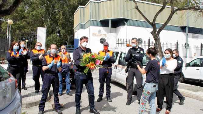 Imagen del momento en el que Protección Civil ha recibido el ramo de flores.