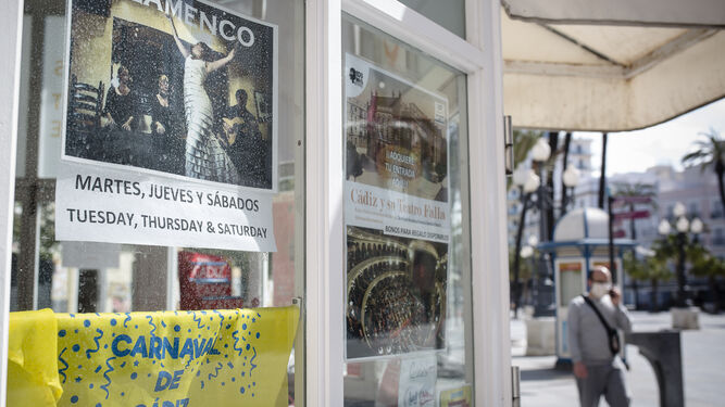 Kiosko de turismo cerrado en la plaza de San Juan de Dios