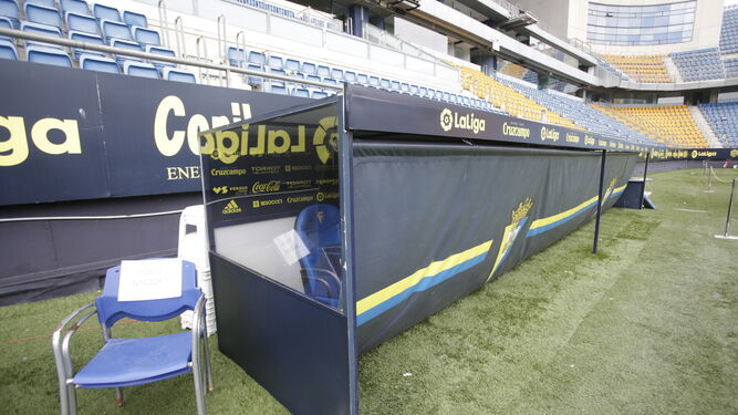 Banquillo cerrado en el estadio Carranza.