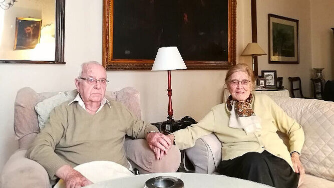 José Luis de la Rosa y su mujer Teresa Barrasa casados hace 63 años, pasan el confinamiento junto a parte de sus hijos.
