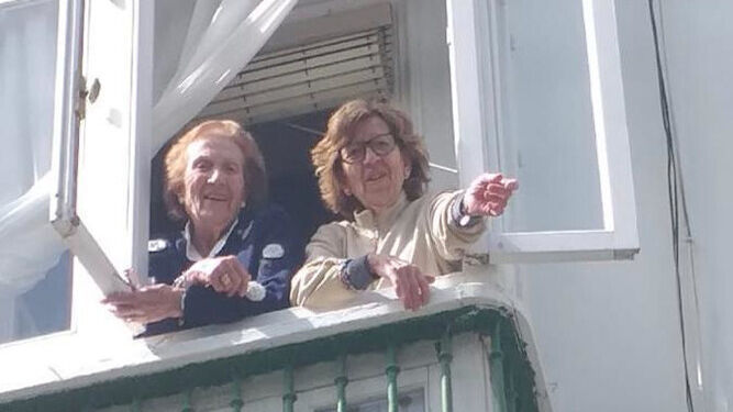 Las hermanas Ninfa y Pilar Domínguez Bensusan, en el balcón de su casa  durante el confinamiento.