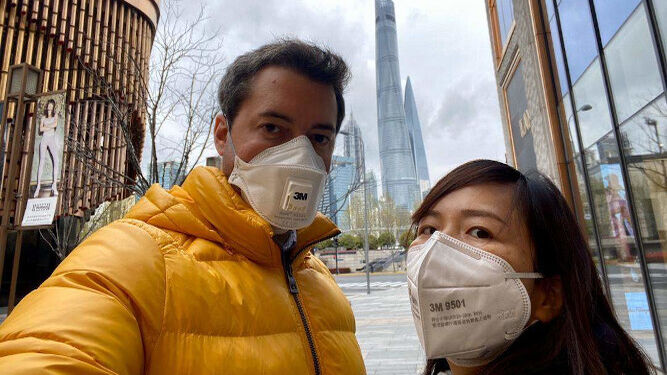 El gaditano Pablo León y su mujer, Joy Zheng, en Shanghai, donde ya ha finalizado el confinamiento aunque el uso de las mascarillas aún es obligatorio.