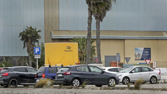 Vehículos estacionados en el astillero de Navantia Cádiz.