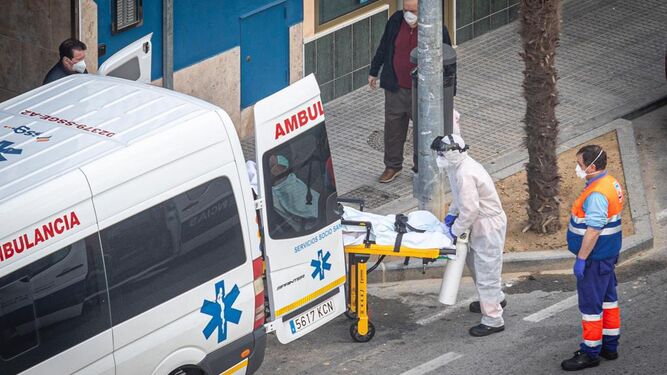 Una ambulancia traslada a un enfermo con todas las medidas de seguridad.