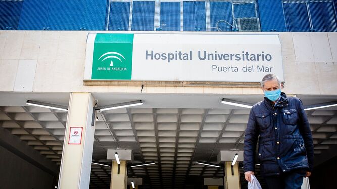 En el Hospital Puerta del Mar ya han dado positivo algunos profesionales que han usado las mascarillas retiradas por Sanidad.