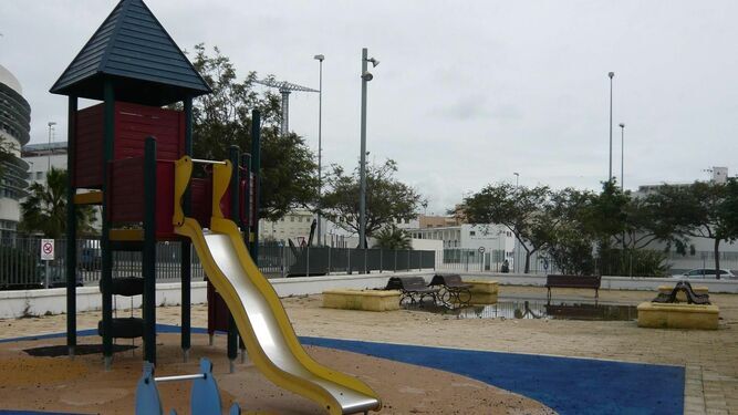 Los parques infantiles, como el de la imagen en la capital gaditana, permanecen cerrados desde mitad de marzo.