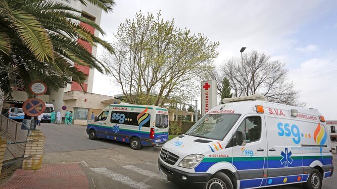 Ambulancias junto al servicio de urgencias del Hospital de Jerez.