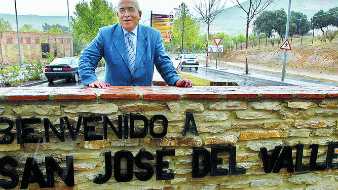 Juan García, en una imagen de archivo, cuando era alcalde de San José del Valle.