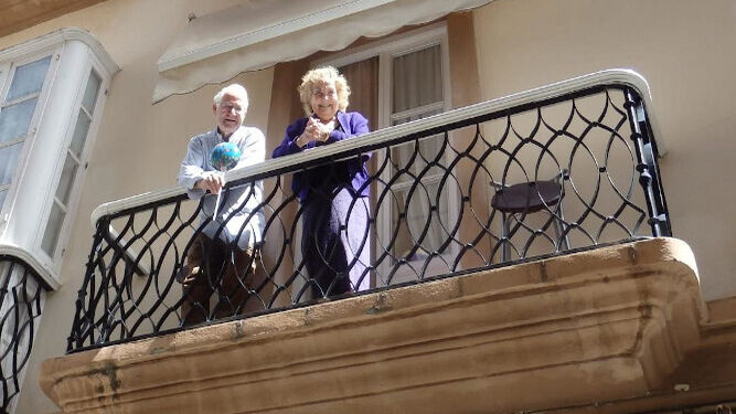 Celio Izquierdo, que ha cumplido 86 años, pasa estos días de confinamiento junto a su mujer Ángeles Salvador.