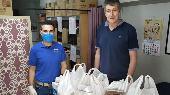 El Soberano Poder entrega más de cien kilos de alimentos a la asociación Amigos Portuenses Solidarios.