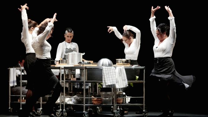 Una escena de la obra 'Flamenco Kitchen', que inauguró el FIT de 2019 en el Falla.