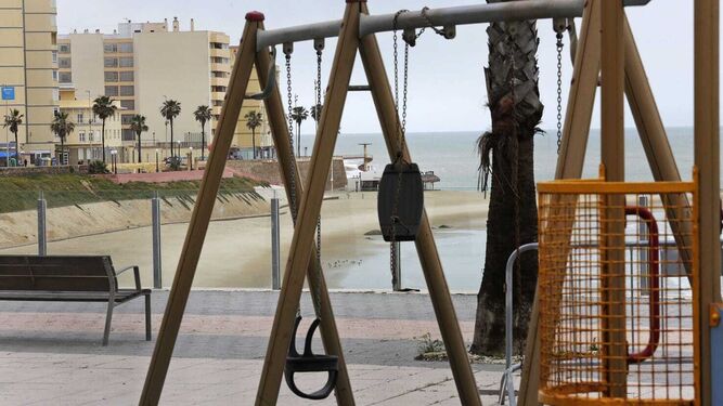 Parque infantil cerrado junto a la playa Santa María del Mar en Cádiz.