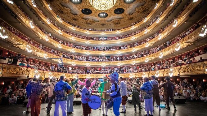 El Carnaval en el Liceo atrae a muchos gaditanos que viven en Barcelona
