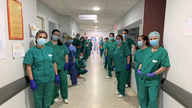 Imagen con parte del personal de las unidades de Medicina Interna e Infecciosos del Puerta del Mar.