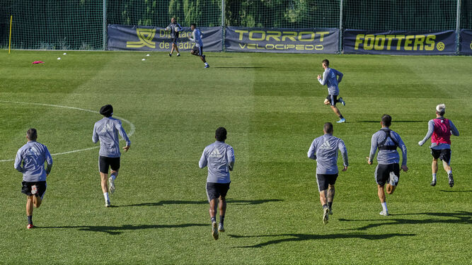 Un grupo de jugadores del Cádiz corre durante un entrenamiento antes del parón liguero.