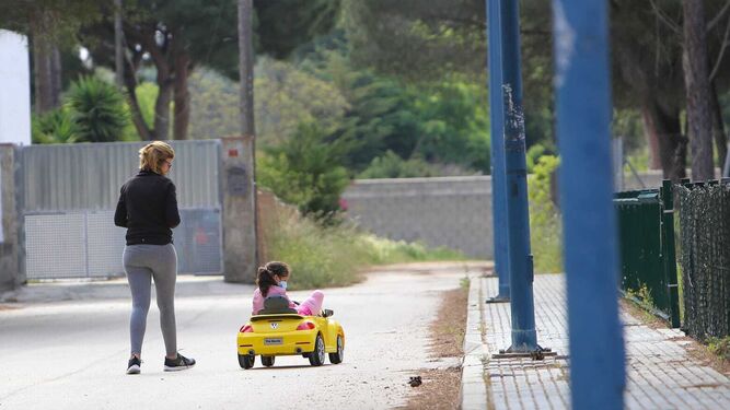 Imagen de menores durante su paseo por Chiclana.